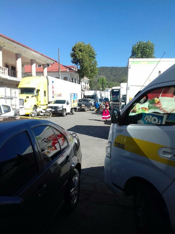 Bloquean Carretera y Retienen Unidades en Capácuaro Bloquean Carretera y Retienen Unidades en Capácuaro