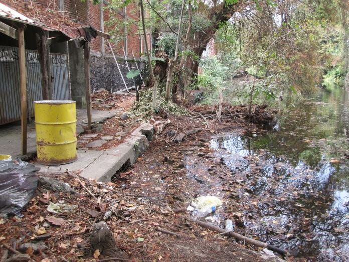 Además de Estarlo Desecando, un Particular Desechó Escombro en el Laguito Hurtado Además de Estarlo Desecando, un Particular Desechó Escombro en el Laguito Hurtado