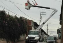 CFE Procede a Reparar Poste en mal Estado
