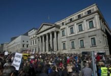 Adultos Mayores Protestan en España por “Ridículo” Aumento de 0.25% en Pensiones