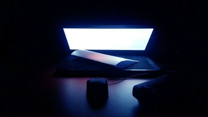 La luz Azul de las Pantallas de los Dispositivos Digitales Puede Acelerar la Ceguera La luz Azul de las Pantallas de los Dispositivos Digitales Puede Acelerar la Ceguera