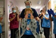 Una Mujer de 90 Años, la Primera del Mundo en Recibir la Vacuna Contra Covid-19 de Pfizer