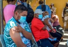 Migrantes que Acampan en Tijuana Reciben Vacuna Contra el Covid-19