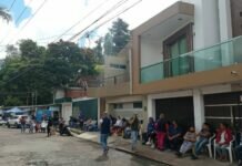 Ciudadanos se Organizan Para Evitar “Apartados” en Fila de Vacunación