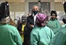 Obama Pone Primera Piedra de su Centro y Alerta por Fracaso de Instituciones