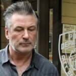 Alec Baldwin Dispara Accidentalmente con Arma de Utilería y Mata a una Mujer Durante Rodaje