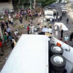 Suman 54 Muertos por Volcadura de Tráiler con Migrante
