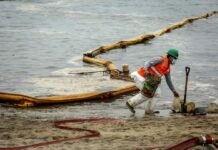 Suman 24 Playas Contaminadas por el Derrame de Petróleo en Perú