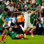 Por gritos homófobos, Concacaf activa protocolo antidiscriminación contra México