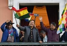Frenan en Bolivia golpe; acusan al presidente